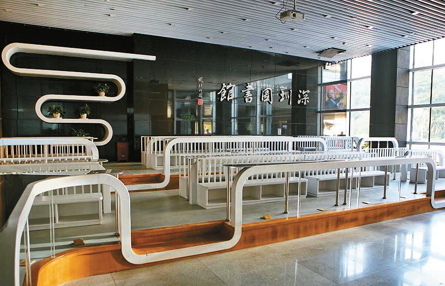 深圳圖書館新近開啟的&ldquo;講讀廳&rdquo;將成為大眾新的閱讀空間。