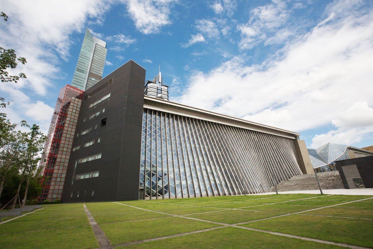 新館建筑由世界著名的日本建筑師磯崎新先生主持設(shè)計(jì)，和音樂廳一道構(gòu)成深圳文化中心。寓意文化森林的圖書館正門“銀樹”和音樂廳正門“黃金樹”象征中心區(qū)文化城的“城門”。圖書館南側(cè)的三棟黑色放射性建筑狀若三本翻開的圖書，而東面柔美變化的水幕和三維玻璃曲面猶如委婉韻律的豎琴，從蓮花山鳥瞰，陽光下熠熠生輝，可謂剛?cè)岵?jì)，煌煌大觀。