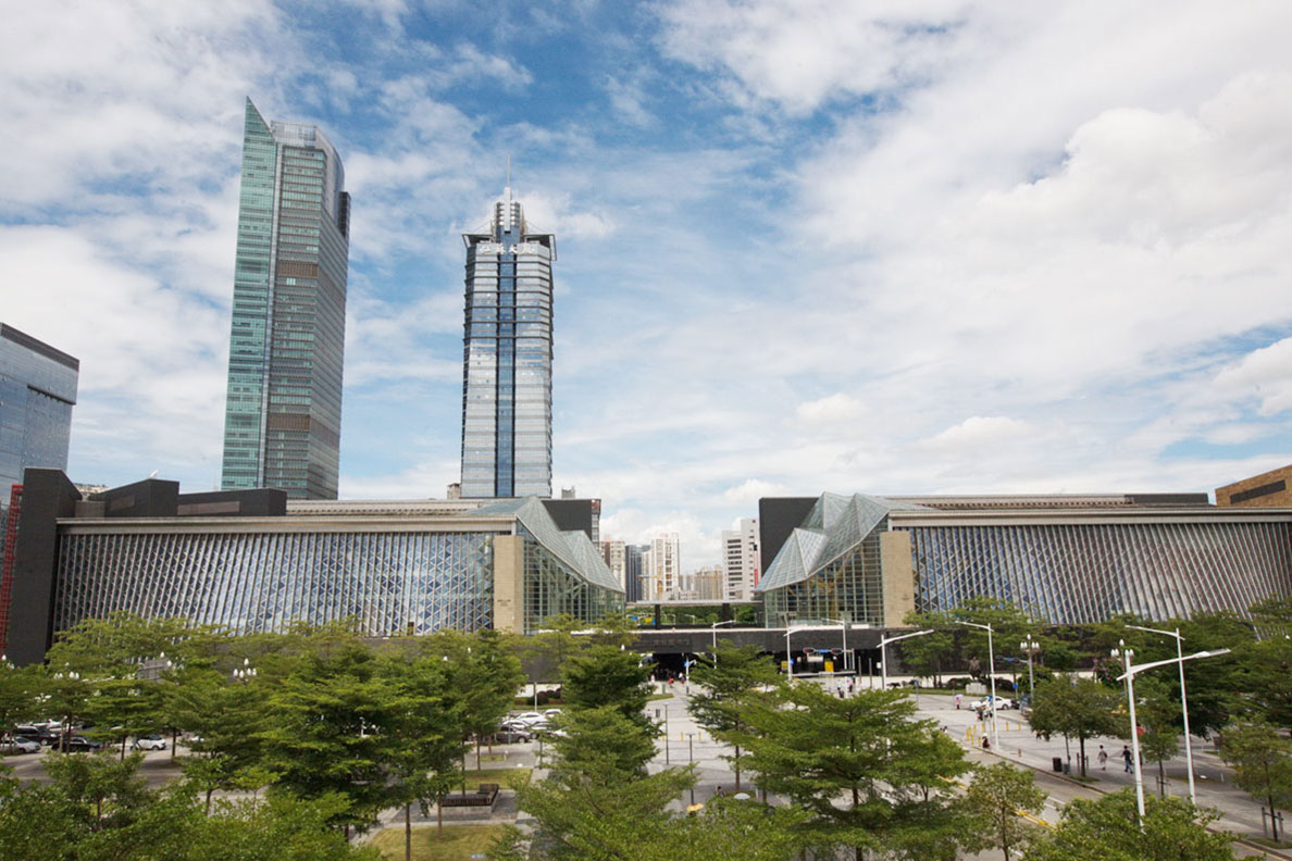 新館建筑由世界著名的日本建筑師磯崎新先生主持設(shè)計(jì)，和音樂廳一道構(gòu)成深圳文化中心。寓意文化森林的圖書館正門“銀樹”和音樂廳正門“黃金樹”象征中心區(qū)文化城的“城門”。圖書館南側(cè)的三棟黑色放射性建筑狀若三本翻開的圖書，而東面柔美變化的水幕和三維玻璃曲面猶如委婉韻律的豎琴，從蓮花山鳥瞰，陽光下熠熠生輝，可謂剛?cè)岵?jì)，煌煌大觀。